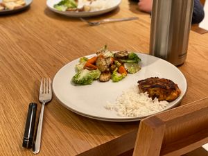Chicken with rice and a green salad