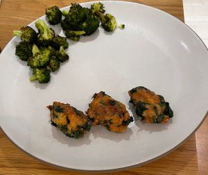 Chicken meatballs and broccoli
